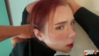Tangata Fucked i roto i te mangai me te Topanga ngohengohe Utua whero Skimpy me ki runga tits